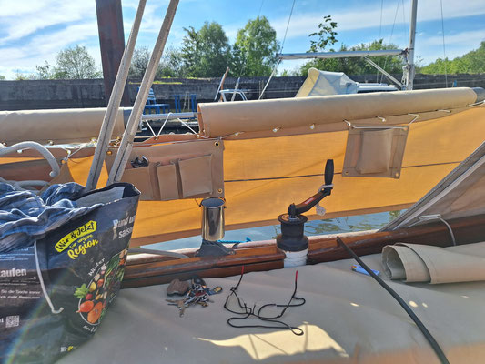 Segelboot Ylva, Cockpit mit neuer Persenning und Relingstasche