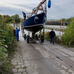Segelboot Ylva auf dem Trailer an der Slipanlage